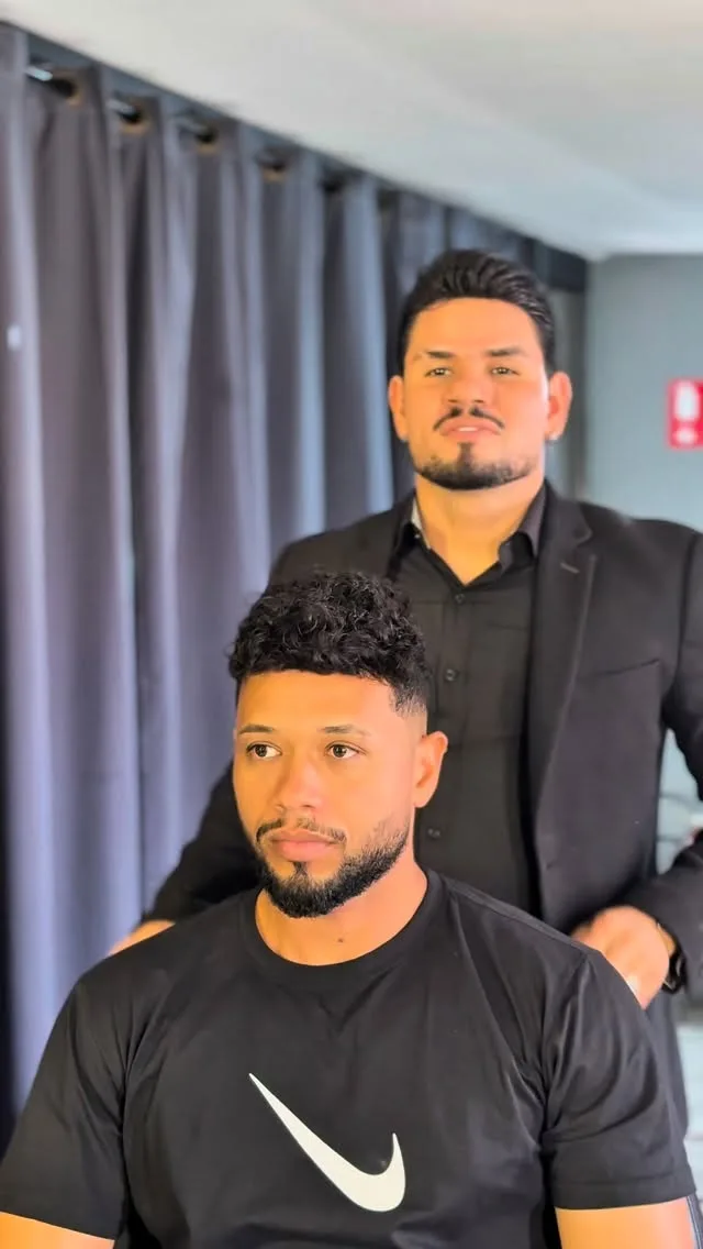 Barbeiro da The Barber's com cliente após o corte