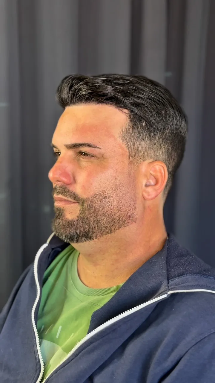 Corte social com degradê e barba alinhada