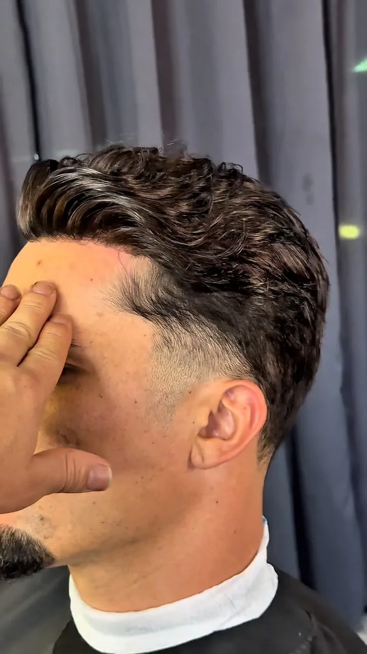 Prótese capilar aplicada e finalizada com corte degradê